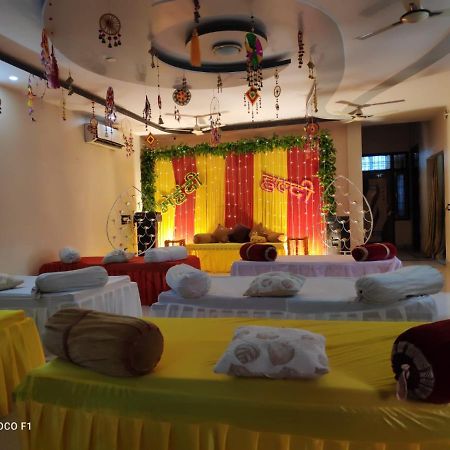 Surabhi Garden Inn Λάκναου Εξωτερικό φωτογραφία