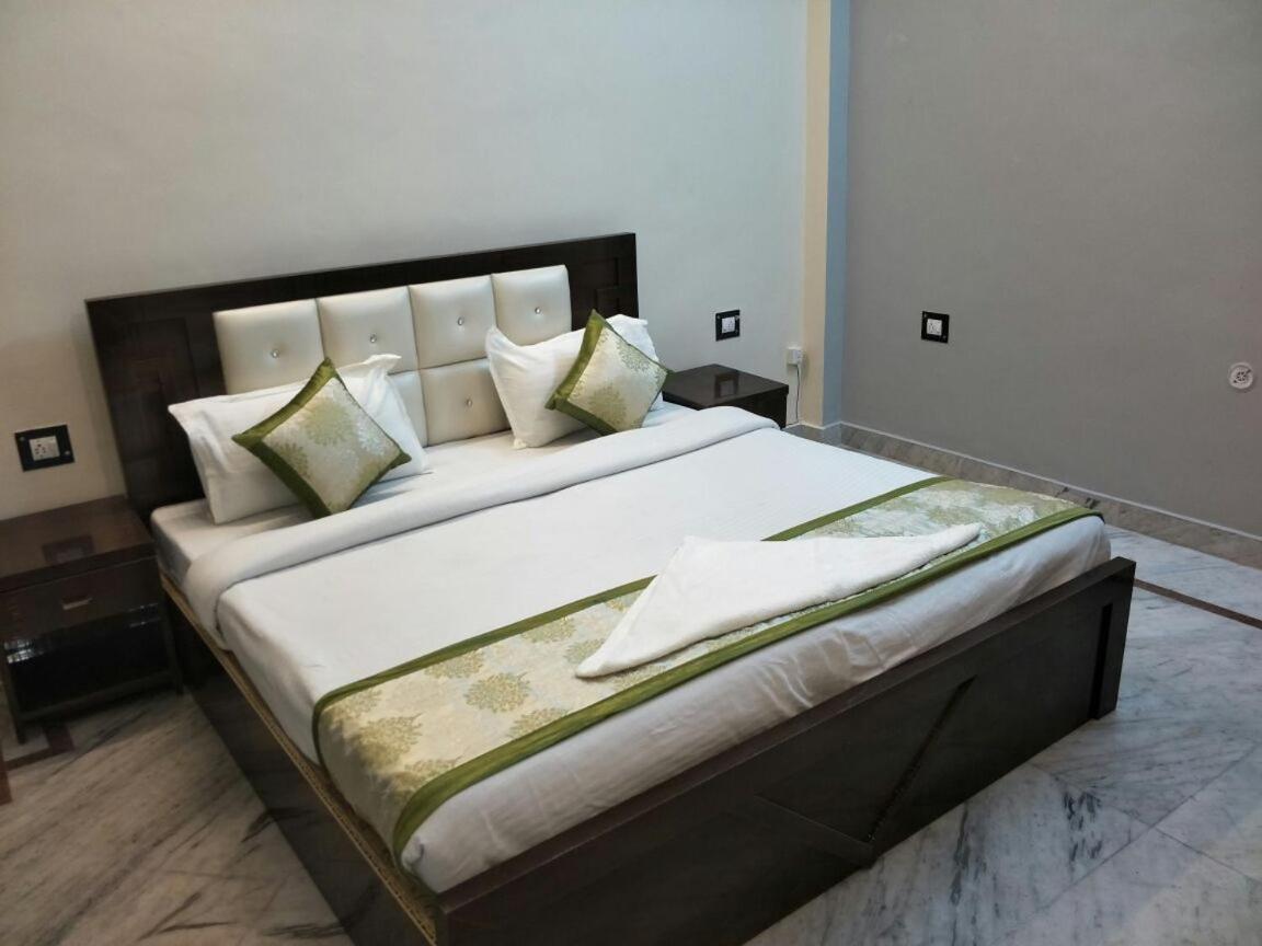 Surabhi Garden Inn Λάκναου Εξωτερικό φωτογραφία